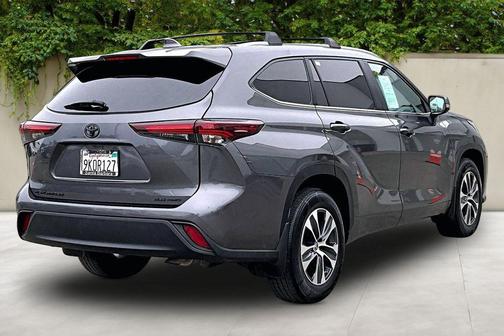 Magnetic Gray Metallic 2024 Toyota Highlander XLE