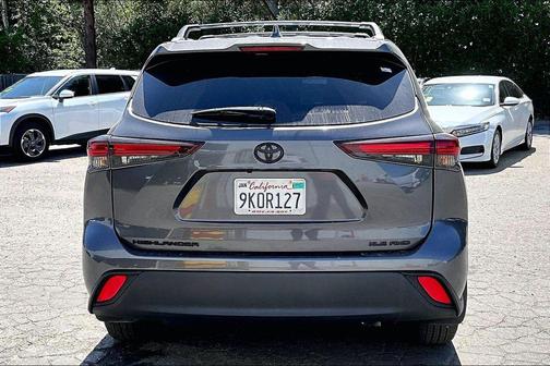 Magnetic Gray Metallic 2024 Toyota Highlander XLE