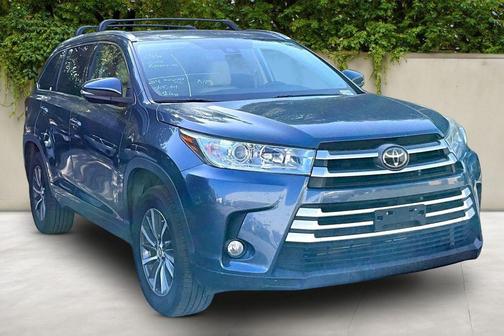 Blue Metallic 2018 Toyota Highlander XLE