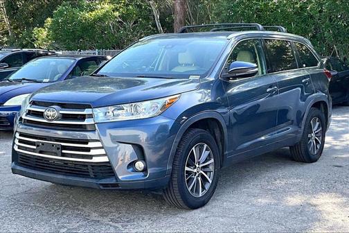 Blue Metallic 2018 Toyota Highlander XLE