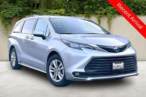Celestial Silver Metallic 2025 Toyota Sienna XLE