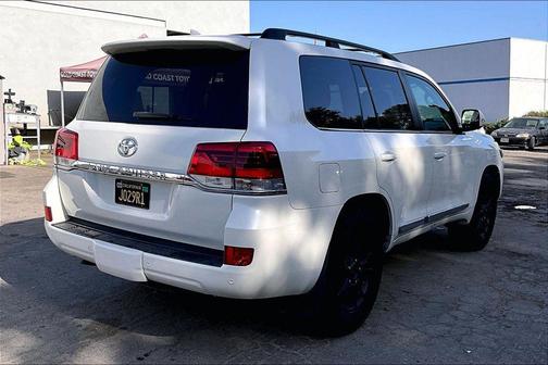 Blizzard Pearl 2017 Toyota Land Cruiser Base