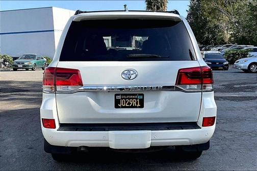Blizzard Pearl 2017 Toyota Land Cruiser Base