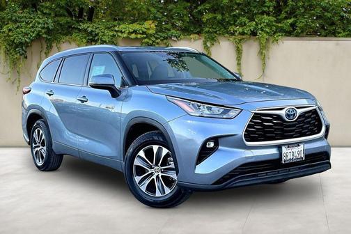 Moon Dust 2020 Toyota Highlander Hybrid XLE