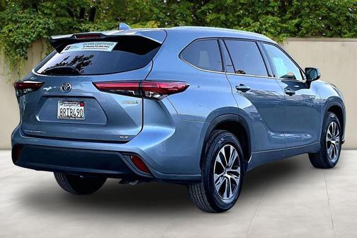 Moon Dust 2020 Toyota Highlander Hybrid XLE