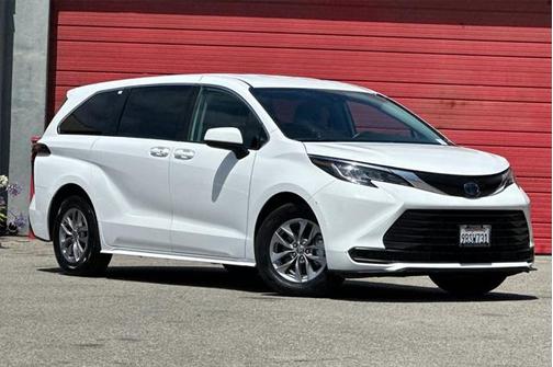 2022 Toyota Sienna LE