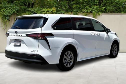 2022 Toyota Sienna LE