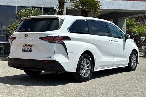 2022 Toyota Sienna LE