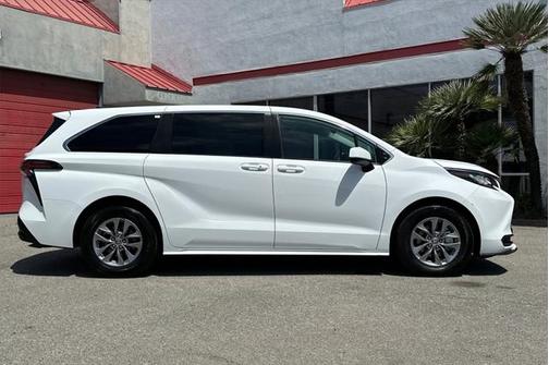 2022 Toyota Sienna LE
