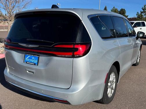 2024 Chrysler Pacifica Touring-L
