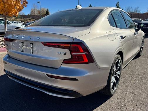 2024 Volvo S60 B5 Core Dark Theme