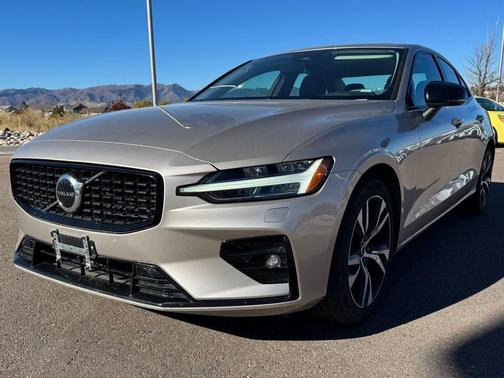 2024 Volvo S60 B5 Core Dark Theme