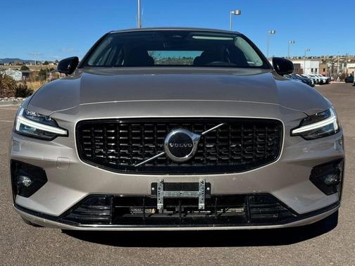 2024 Volvo S60 B5 Core Dark Theme