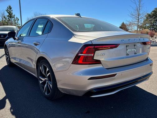 2024 Volvo S60 B5 Core Dark Theme