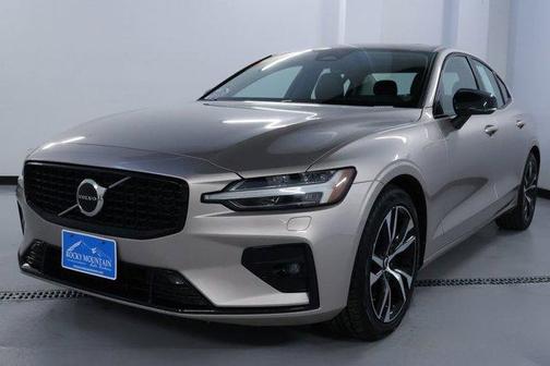 2024 Volvo S60 B5 Core Dark Theme