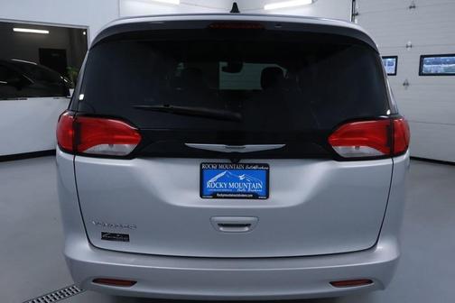 Silver Mist Clearcoat 2023 Chrysler Voyager LX