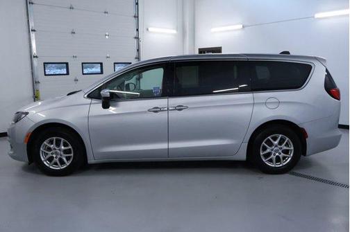 Silver Mist Clearcoat 2023 Chrysler Voyager LX