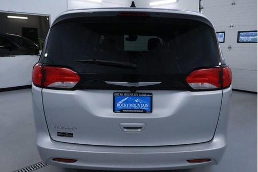 Silver Mist Clearcoat 2023 Chrysler Voyager LX