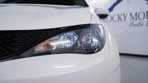 2022 Chrysler Voyager LX
