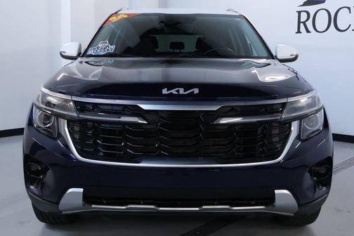 Dark Ocean Blue / White Roof 2024 Kia Seltos S