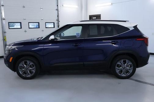 Dark Ocean Blue / White Roof 2024 Kia Seltos S