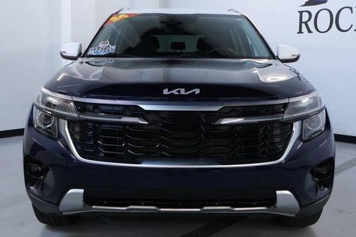 Dark Ocean Blue / White Roof 2024 Kia Seltos S