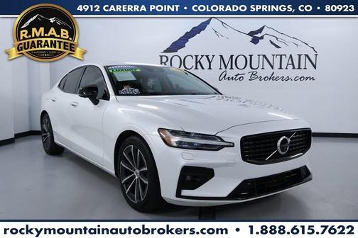 2022 Volvo S60 B5 Momentum