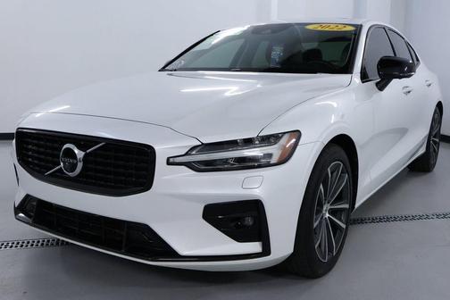 2022 Volvo S60 B5 Momentum
