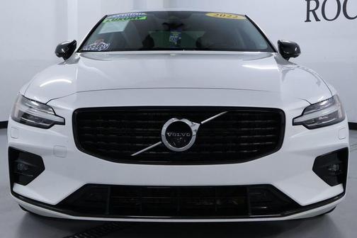 2022 Volvo S60 B5 Momentum