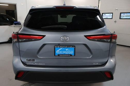 Moon Dust 2021 Toyota Highlander XLE