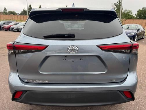Moon Dust 2021 Toyota Highlander XLE