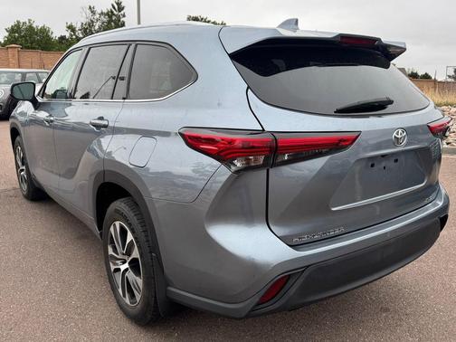 Moon Dust 2021 Toyota Highlander XLE