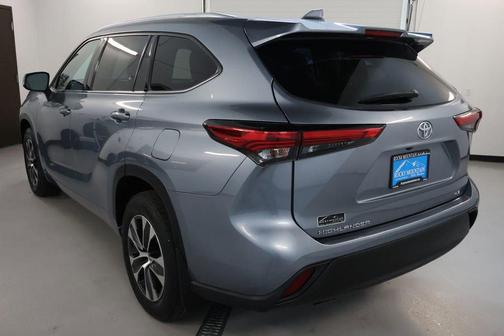 Moon Dust 2021 Toyota Highlander XLE