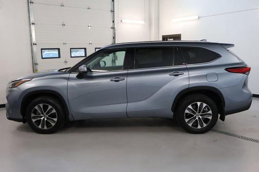 Moon Dust 2021 Toyota Highlander XLE
