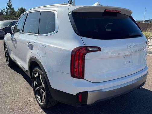 Glacial White Pearl 2023 Kia Telluride S