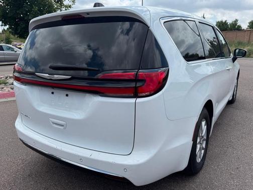 2023 Chrysler Pacifica Touring-L