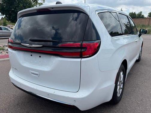 2023 Chrysler Pacifica Touring-L