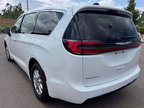 2023 Chrysler Pacifica Touring-L