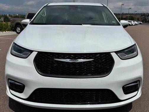 2023 Chrysler Pacifica Touring-L