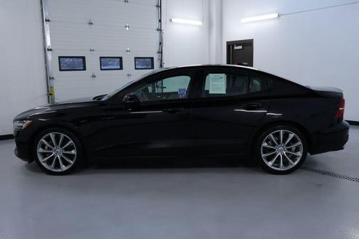 2021 Volvo S60 MOMENTUM