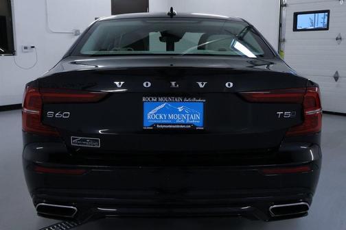 2021 Volvo S60 MOMENTUM