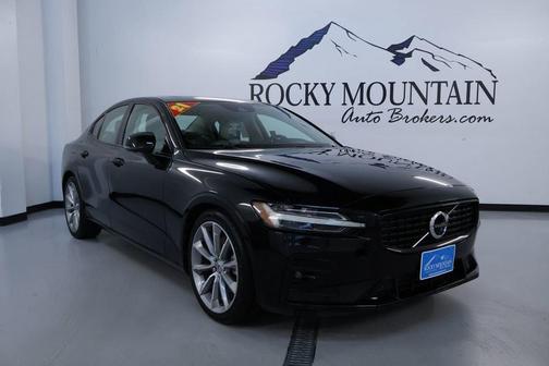 2021 Volvo S60 MOMENTUM
