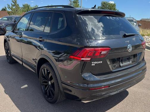 Deep Black Pearl Effect 2021 Volkswagen Tiguan 2.0T SE R-Line Black