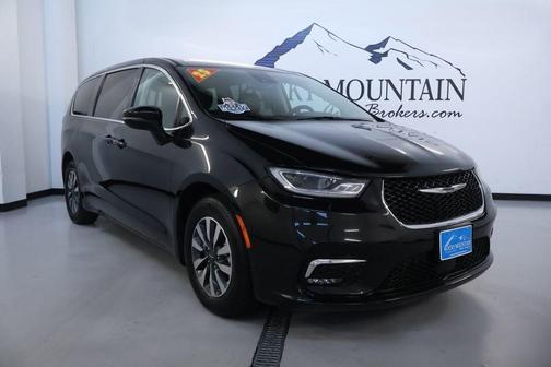 Brilliant Black Crystal Pearlcoat 2023 Chrysler Pacifica Hybrid Touring L