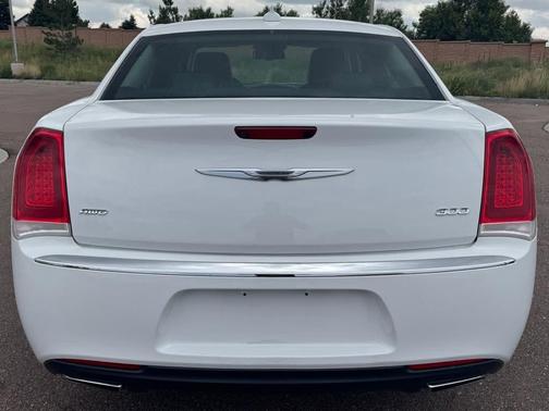 2017 Chrysler 300 Limited