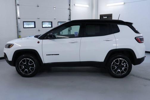 Bright White Clearcoat 2025 Jeep Compass Trailhawk