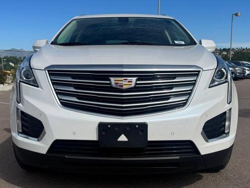 Crystal White Tri-Coat 2018 Cadillac XT5 Luxury