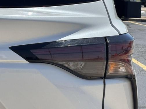 2023 Toyota Sienna XLE 8 Passenger