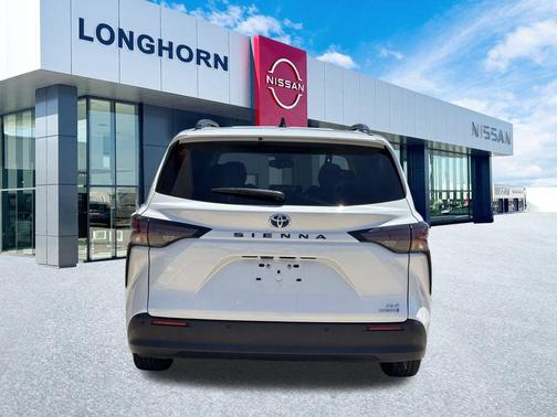 2023 Toyota Sienna XLE 8 Passenger