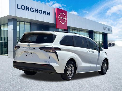 2023 Toyota Sienna XLE 8 Passenger